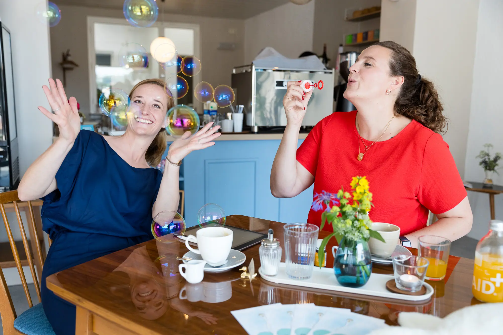 Julia Offenbacher und Eva Panzer von eluvia mit Kaffee und Seifenblasen — leichte, verbundene Momente