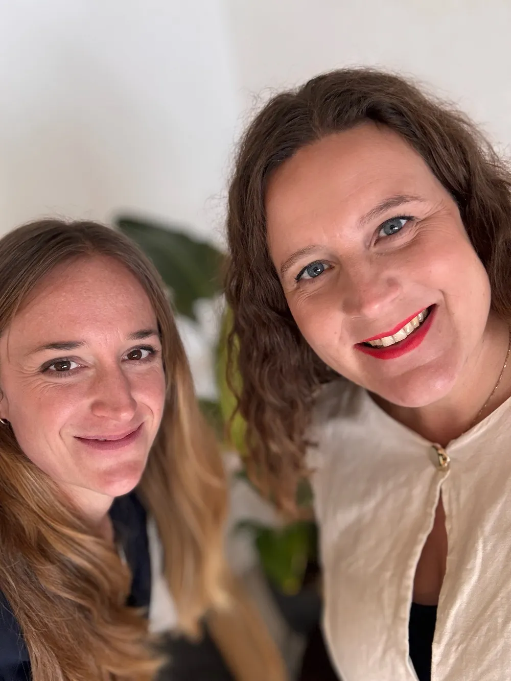 Julia Offenbacher und Eva Panzer, Gründerinnen von eluvia Elterncoaching, gemeinsam im Porträt