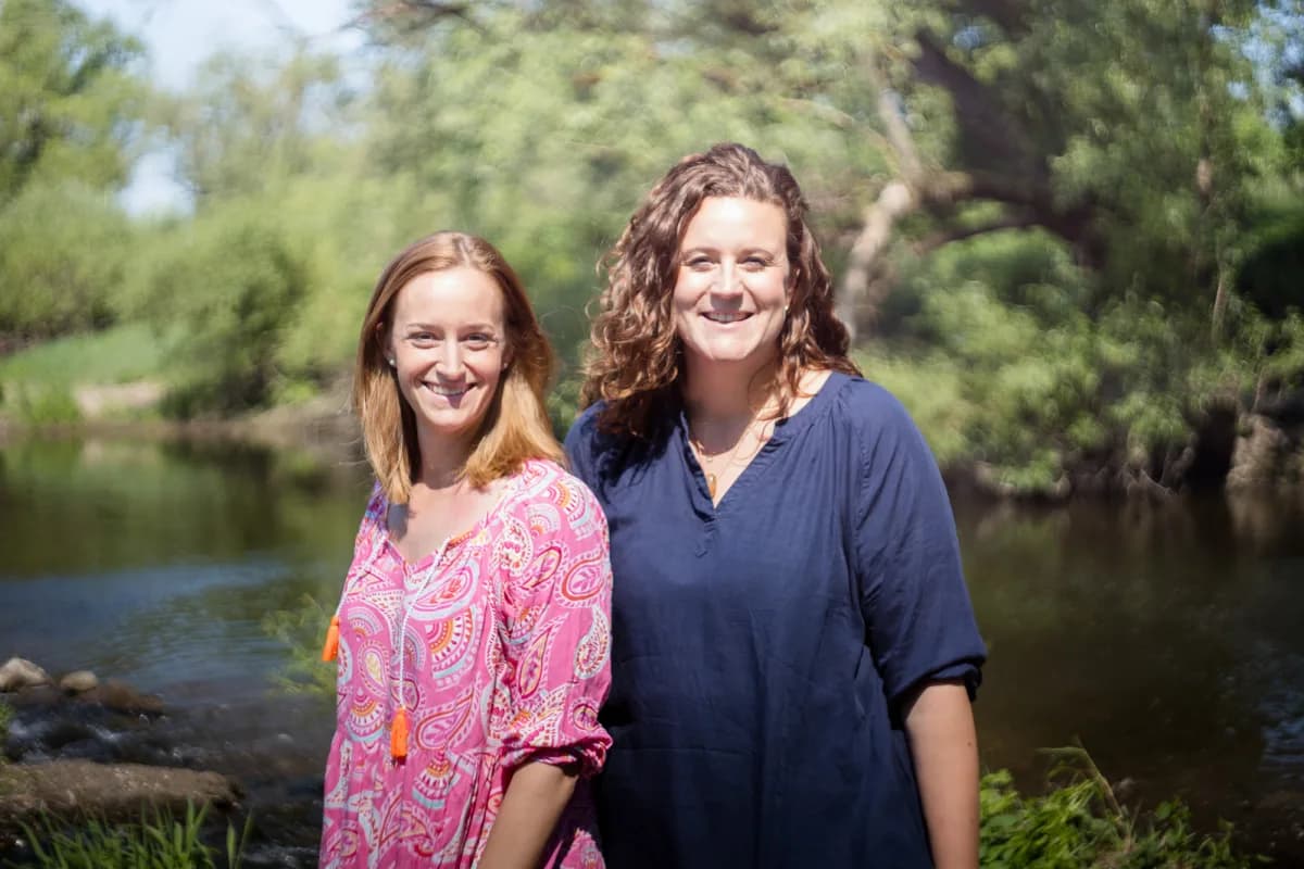 Julia Offenbacher und Eva Panzer gemeinsam am Flussufer in der Natur